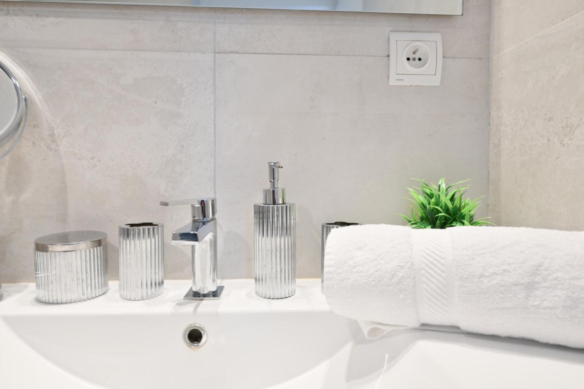 Stunning One-bedroom, Marais - Place Des Vosges * Parijs