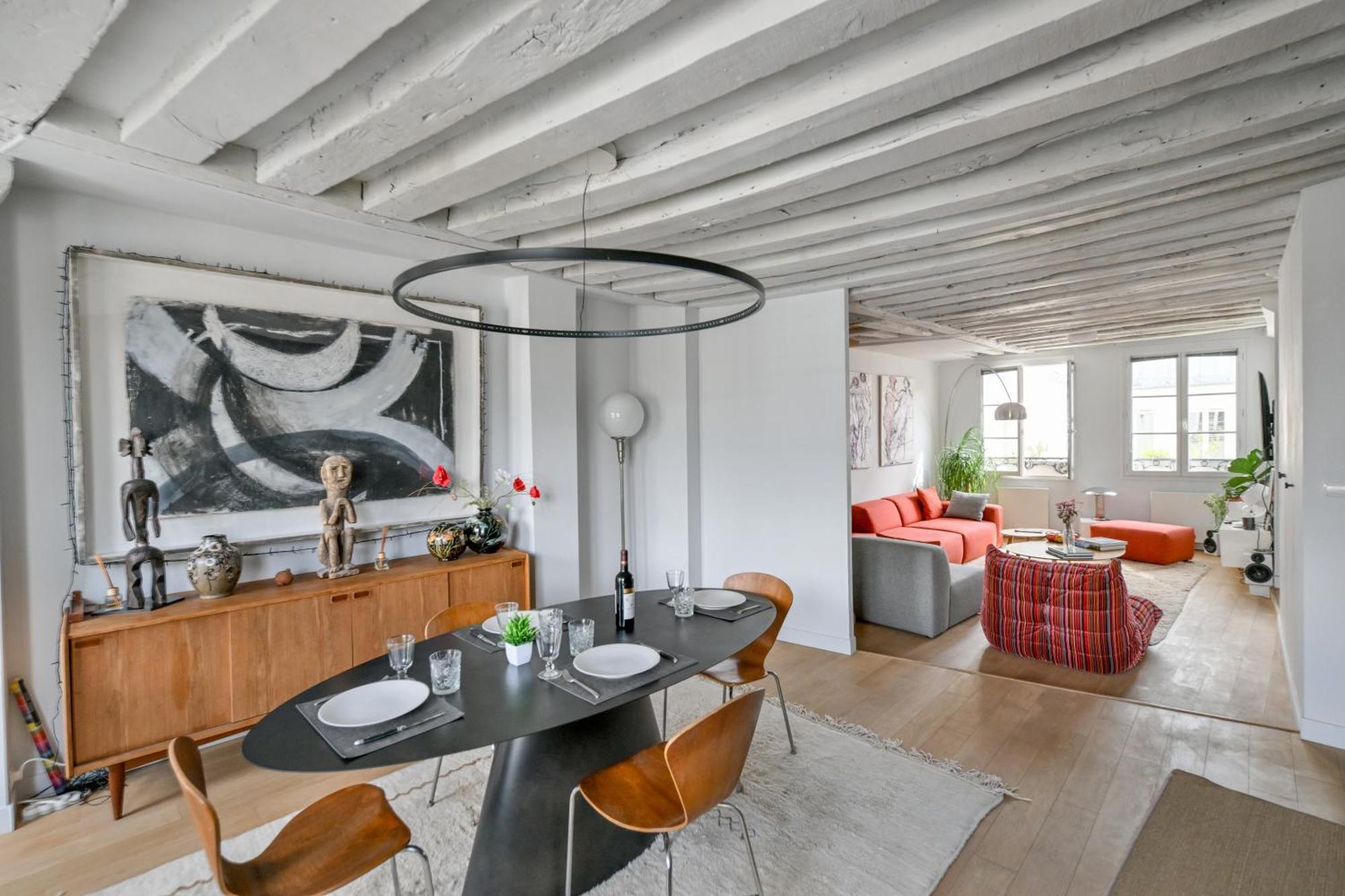 Stunning One-bedroom, Marais - Place Des Vosges * Parijs